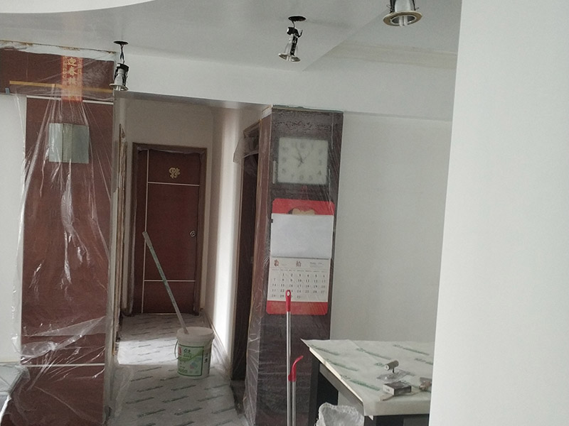 墻面翻新，地面保護(hù)：為了避免施工中磕碰到業(yè)主的家俱等物件，特地將這些物件搬到房屋中間。很快房間內(nèi)可以搬動(dòng)的物件，就都搬到了房屋的中間位置。為了避免涂料意外滴上，包上了保護(hù)膜。在鏟除舊墻面時(shí)還會(huì)留心用小托盤接住，以免弄臟業(yè)主家的地面。將踢腳線等與墻面接觸的位置及地面做好遮蔽，以免將涂料碰到木器上。 墻面應(yīng)先除掉浮灰，鏟除起砂翹皮的位置;對(duì)油污的位置，應(yīng)先將原有涂層鏟掉，不能鏟掉的要徹底清洗干凈。選用顆粒細(xì)度較大和質(zhì)地較硬的膩?zhàn)庸蝺颍灼岜仨氁?，保證墻面每個(gè)地方都刷到，如果墻面吃漆量較多，底漆最好適當(dāng)?shù)募右稽c(diǎn)水，以保證可以涂刷均勻。這里上漆的量就是通常上的上漆工作了，不能加過量的水，會(huì)對(duì)漆膜厚度、手感和漆膜的硬度等產(chǎn)生影響。