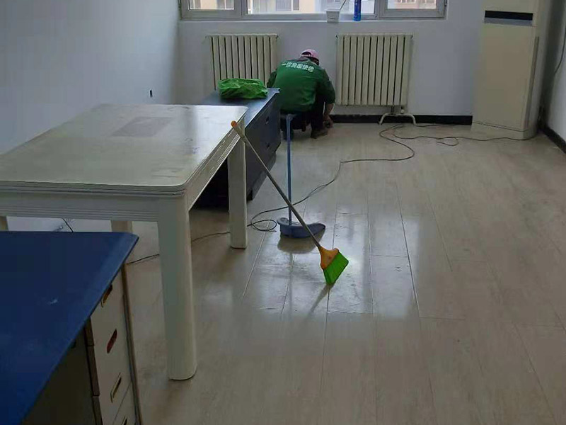 現(xiàn)場衛(wèi)生打掃：局部裝修就是那個位置維修了就打掃那個位置，整體裝修就將大至的裝修垃圾裝袋清掃，但細致的衛(wèi)生打掃請找專業(yè)的保潔。