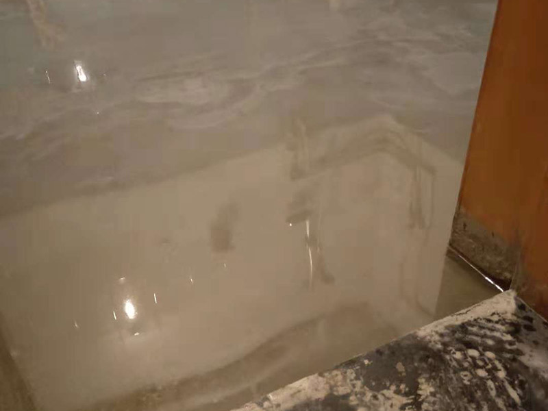 廁所地磚鋪貼維修：1、首先將選購好的瓷磚清潔干凈，并在水中浸泡2個(gè)小時(shí)以上，瓷磚的浸泡是為了能讓瓷磚充分的吸收水分，避免在鋪貼完成之后吸取材料中的水分，而影響瓷磚與地面的粘貼度，造成起空鼓、脫落等現(xiàn)象，開始鋪貼瓷磚之前需要從水中取出并將便面的水分擦去，以便鋪貼。 2、在開始瓷磚進(jìn)行鋪貼之前，需先在墻面上吊垂線，吊垂線是用來確定瓷磚與墻面的尺寸，再設(shè)置水平線，這樣能夠保證瓷磚鋪貼過程中保持橫平豎直的平整度。 3、在瓷磚鋪貼過程中需要以水平線為準(zhǔn)繩，設(shè)置木板將瓷磚支撐住，這樣是為了防止瓷磚在達(dá)到一定的粘著強(qiáng)度之前出現(xiàn)位移或下墜的現(xiàn)象。  4.、通常地磚的鋪貼都是由門窗邊或者陽臺(tái)開始的，保證從上到下，由左及右的順序行進(jìn)，先用水潤曾找平層，再用鏟子將水泥抹在瓷磚的背面，再將瓷磚貼在地面，再用橡膠錘輕輕敲擊瓷磚，使水泥充滿墻面與瓷磚之間的空隙，粘貼時(shí)要注意所使用的粘貼材料不能太稠，也不能太稀，太稠的話不容易攤開，太稀的話又不容易粘牢。 5、當(dāng)?shù)卮u鋪貼好之后，需要及時(shí)將表面的污漬清潔干凈，當(dāng)表面的污染比較嚴(yán)重時(shí)，可以使用10%濃度的稀鹽酸溶液來進(jìn)行清潔，如果選用稀鹽酸進(jìn)行清洗的話，最后一定要再用清水沖洗一遍。如果是瓷磚釉的話，清理完成之后還可在表面噴上一層薄薄的碧麗珠光亮劑，并且使用軟抹布再擦拭一遍，就能夠保持瓷磚表面的光澤度并且不容易受到污染。