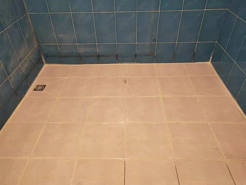 衛(wèi)浴地磚美縫：首先要清理瓷磚的縫隙，在瓷磚邊緣貼美紋紙，自己做美縫要貼的美紋紙。紙的邊緣盡量和瓷磚的邊緣貼在一起，貼好紙后就開始填縫，膠管、膠槍準備好。在填縫時要注意力度，一條下來整個力度要前后一致。填完一條好，要在美縫劑還沒凝固之前用刮板把青幫刮平。同時把一些填充不均勻的位置給填充平整，美縫劑被刮平后還沒有完全凝固前，立刻撕掉美紋紙。如果有些地方的美紋紙沒有撕下來的話，可以用壁紙刀慢慢刮下來，或者用其他清潔工具清理。當?shù)孛姘匆陨戏椒ㄇ謇硗隀M條時，再按以上的方法處理豎條。