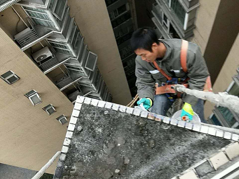 外墻高空維修：1、目前外墻粉刷主要有兩種方式：吊板方式和吊籃方式。 2、吊板方式是用吊繩、吊板將人吊到工作位置進(jìn)行清洗。一般的大樓都可以用這種方式進(jìn)行清洗，但是這種方式的操作必須使安全措施到位，否則危險(xiǎn)性很大，造成傷亡事故的都是因安全措施不到位造成的。 3、對(duì)于無承載能力、疏松、起皮的舊涂層，應(yīng)連同膩?zhàn)訌氐诅P除，洗凈且干燥后再用膩?zhàn)诱移?。?duì)于輕度粉化但牢固的舊涂層打磨平整后用封底漆底涂即可。嚴(yán)重粉化的舊涂層應(yīng)事先徹底清洗，舊的油性涂料應(yīng)完全去除。