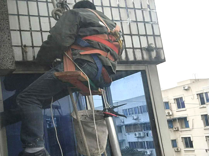 外墻高空維修：1、目前外墻粉刷主要有兩種方式：吊板方式和吊籃方式。 2、吊板方式是用吊繩、吊板將人吊到工作位置進(jìn)行清洗。一般的大樓都可以用這種方式進(jìn)行清洗，但是這種方式的操作必須使安全措施到位，否則危險(xiǎn)性很大，造成傷亡事故的都是因安全措施不到位造成的。 3、對(duì)于無承載能力、疏松、起皮的舊涂層，應(yīng)連同膩?zhàn)訌氐诅P除，洗凈且干燥后再用膩?zhàn)诱移健?duì)于輕度粉化但牢固的舊涂層打磨平整后用封底漆底涂即可。嚴(yán)重粉化的舊涂層應(yīng)事先徹底清洗，舊的油性涂料應(yīng)完全去除。