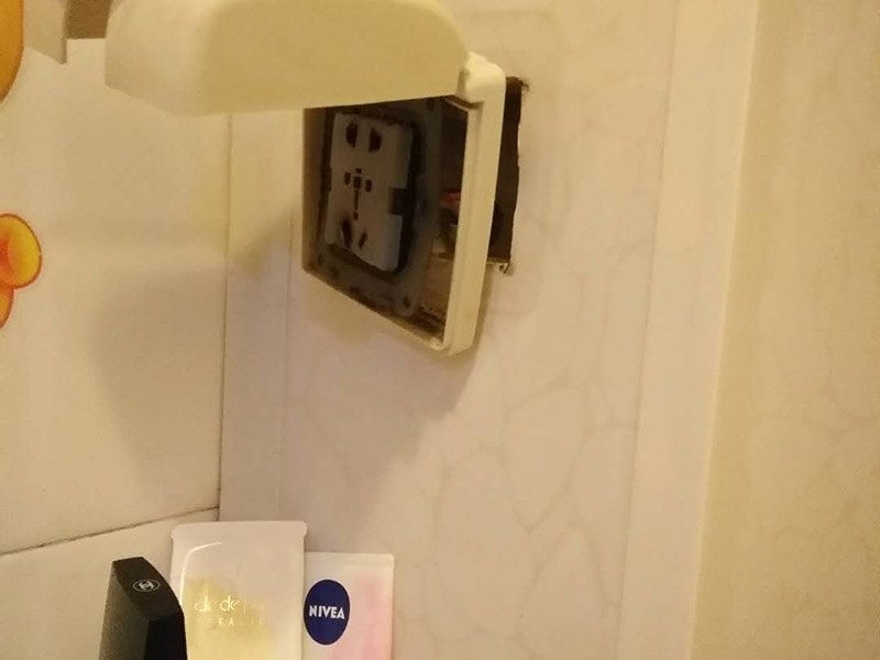 浴室插座熱水器維修：首先，我們要先看看漏電保護器上的指示燈是否亮著，這是電熱水器維修中的第一步。如果家里的電熱水器沒有安裝漏電保護開關(guān)，就要注意查看熱水器機殼上的指示燈，如果燈沒亮，可能就是電源的電壓沒有輸出，或者是漏電保護器壞了。如果燈是亮著的，可以用螺絲釘打開熱水器的蓋子，檢查內(nèi)部結(jié)構(gòu)是否出現(xiàn)故障。熱水器作為用電功率比較大的電器，有時候連接電線會比較容易老化或者是戎毀，當確定上面的維修步驟中都沒發(fā)現(xiàn)任何問題時，就要注意檢查是不是連接線端子和接頭有沒有被燒毀，發(fā)現(xiàn)之后要立即更換新的連接線，確保電熱水器正常工作。