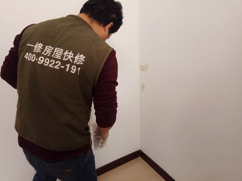 局部乳膠漆修補：內(nèi)墻粉刷：檢查、成品保護、封固層施工、厚找平施工、精找平施工、底漆施工、面漆施工、完工檢查。 毛胚墻基層必須平整，陰陽角、墻面要進行檢查，第一遍膩子干透才能施工，要選擇袋裝粉狀加水使用的成品膩子。 乳膠漆施工：輥涂難度低、性價比高。噴涂效果好、廢料、成本高、不宜修補；刷涂省料、費時、不宜大面積施工。