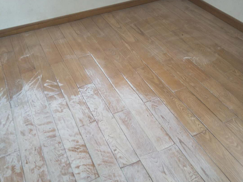 木地板打磨：地板翻新第一步，使用大型地板翻新機械數(shù)次打磨除去漆層、表層1-2毫米。注意用40目、80目和120目不同粗細的砂紙逐次打磨三次，目數(shù)越大，砂紙顆粒越小，打磨留下的劃痕越不明顯，確保打磨后的表面細膩光滑。地板打磨完后需再刮膩子找平地板，使用與地板漆配套的專用透明底漆膩子，刮在打磨好的地板上待干。刮膩子之后再對地板進行刷底漆或調(diào)色處理。由于實木表層的紋理都是天然的，無法改變花色，只能調(diào)節(jié)地板顏色的深淺。底漆干了之后再刷面漆，再次干燥之后再用水砂紙仔細研磨，將地板面層磨至略感粗糙，除去粉屑，刷第二層面漆。最后上蠟拋光養(yǎng)護