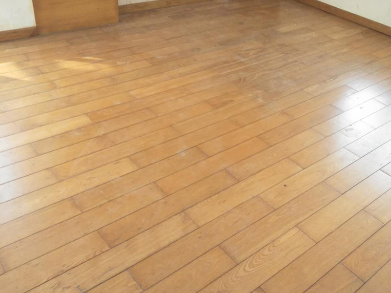 木地板打磨：地板翻新第一步，使用大型地板翻新機械數(shù)次打磨除去漆層、表層1-2毫米。注意用40目、80目和120目不同粗細的砂紙逐次打磨三次，目數(shù)越大，砂紙顆粒越小，打磨留下的劃痕越不明顯，確保打磨后的表面細膩光滑。地板打磨完后需再刮膩子找平地板，使用與地板漆配套的專用透明底漆膩子，刮在打磨好的地板上待干。刮膩子之后再對地板進行刷底漆或調(diào)色處理。由于實木表層的紋理都是天然的，無法改變花色，只能調(diào)節(jié)地板顏色的深淺。底漆干了之后再刷面漆，再次干燥之后再用水砂紙仔細研磨，將地板面層磨至略感粗糙，除去粉屑，刷第二層面漆。最后上蠟拋光養(yǎng)護