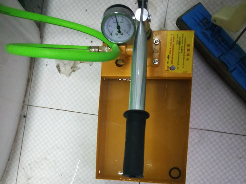 衛(wèi)生間水管打壓測試：先用軟管將安裝好的冷熱水進行連接，將每一處臨時堵頭擰開，進行通水，確保所有水管都有通水；再將每一處出水口用堵頭堵住，將水壓機連接一處出水口，之后進行打壓到0.8MPA半小時之內(nèi)水壓表指針沒有回落。