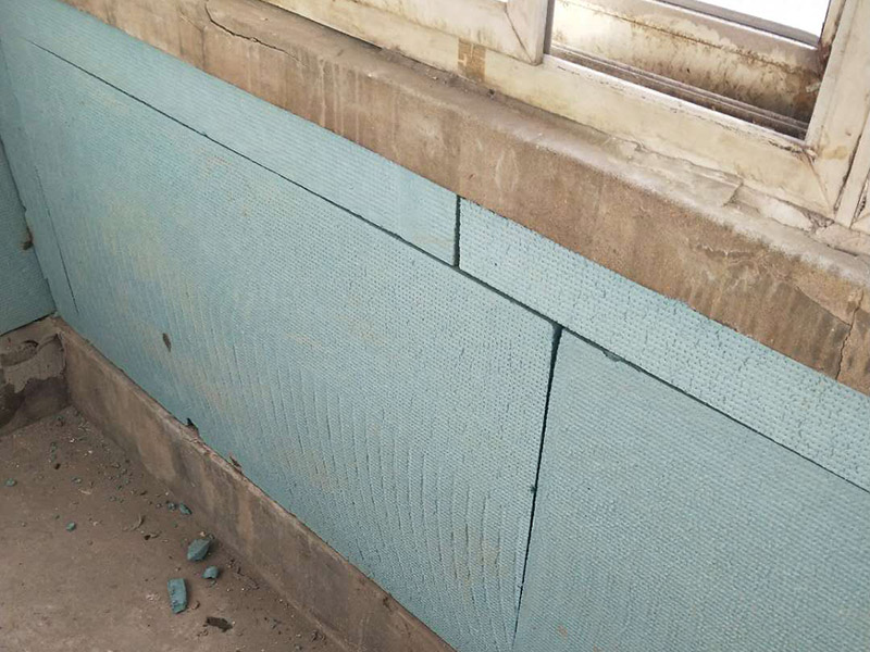 局部墻體改造：拆除包含墻面、墻地磚、門(mén)窗、水電路、櫥柜等各方面的拆除切記：承重墻不能拆除，配重墻謹(jǐn)慎拆除(一定要確認(rèn)房屋安全)； 明裝水管建議改成暗裝的PPR熱熔水管，閥門(mén)長(zhǎng)期使用后會(huì)出現(xiàn)銹蝕和無(wú)法關(guān)緊的情況，建議換掉，做好后認(rèn)真做好加壓驗(yàn)證。下水對(duì)于有老化、銹蝕的、或者易堵的情況建議及時(shí)換掉； 舊房很多用的是鋁線，易老化，安全性差。改造時(shí)建議業(yè)主們按國(guó)家標(biāo)準(zhǔn)，在墻里暗埋線必須穿PVC絕緣管，舊房翻新后要達(dá)到三路供電(照明、插座、空調(diào))，強(qiáng)弱電分開(kāi)； 在水電改造后墻面勢(shì)必會(huì)進(jìn)行破壞，建議鏟除墻面膩?zhàn)又匦屡麙炷佔(zhàn)?，然后刷乳膠漆或者張貼壁紙、壁布。