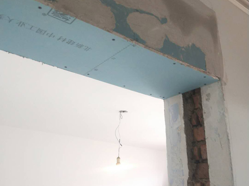 局部墻體改造：拆除包含墻面、墻地磚、門(mén)窗、水電路、櫥柜等各方面的拆除切記：承重墻不能拆除，配重墻謹(jǐn)慎拆除(一定要確認(rèn)房屋安全)； 明裝水管建議改成暗裝的PPR熱熔水管，閥門(mén)長(zhǎng)期使用后會(huì)出現(xiàn)銹蝕和無(wú)法關(guān)緊的情況，建議換掉，做好后認(rèn)真做好加壓驗(yàn)證。下水對(duì)于有老化、銹蝕的、或者易堵的情況建議及時(shí)換掉； 舊房很多用的是鋁線，易老化，安全性差。改造時(shí)建議業(yè)主們按國(guó)家標(biāo)準(zhǔn)，在墻里暗埋線必須穿PVC絕緣管，舊房翻新后要達(dá)到三路供電(照明、插座、空調(diào))，強(qiáng)弱電分開(kāi)； 在水電改造后墻面勢(shì)必會(huì)進(jìn)行破壞，建議鏟除墻面膩?zhàn)又匦屡麙炷佔(zhàn)?，然后刷乳膠漆或者張貼壁紙、壁布。