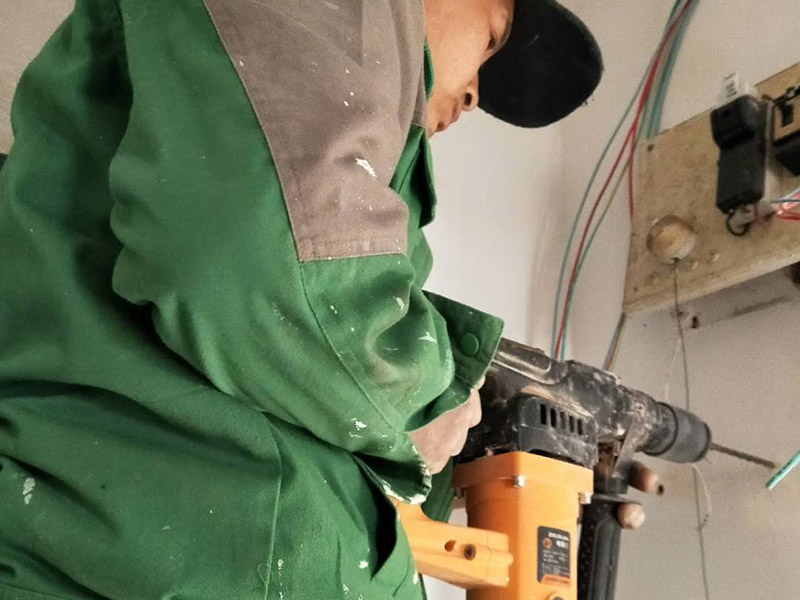 提供玻璃打孔上門服務(wù)的工人不給我家玻璃打孔，他說鋼化玻璃打不了孔真的嗎