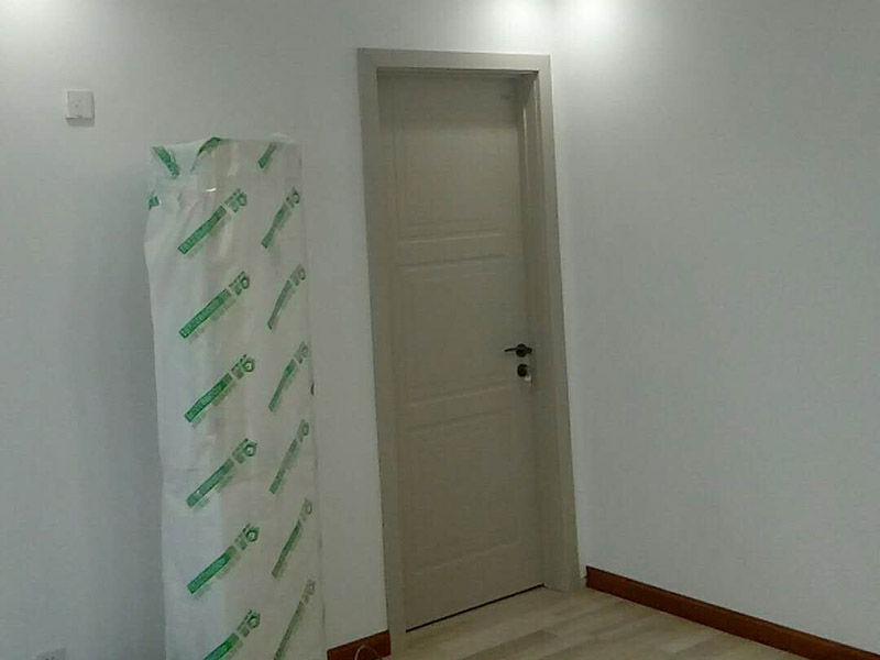 廚衛(wèi)改造裝修：舊廚房的內(nèi)部結(jié)構(gòu)相對要復(fù)雜一些。除了請櫥柜廠家到廚房進(jìn)行丈量外，還要看看各種管道原來的位置是否合適，如不合適需要改動(dòng)，則會(huì)出一份圖紙交給裝修公司，由施工隊(duì)按圖紙進(jìn)行必要的改造。舊廚房改造注意事項(xiàng)2煤氣與管道在舊廚房中的改造需慎重。這兩種管道因一般不讓隨意改動(dòng)。如果不得不改時(shí)，必須經(jīng)過物業(yè)公司的同意。改動(dòng)時(shí)，由于專業(yè)性較強(qiáng)，同時(shí)為方便日后的維修，通常由煤氣、公司或物業(yè)公司指定的專業(yè)公司負(fù)責(zé)改動(dòng)。舊廚房改造注意事項(xiàng)3舊房一般是單路供水，因此在廚房裝修時(shí)，能增加一個(gè)熱水管道。另外，一般家庭衛(wèi)生間比較小，只能把洗衣機(jī)放在廚房中，這就必須再接一個(gè)上水管，同時(shí)增加地面排水管。需要提醒的是，受結(jié)構(gòu)的限制，水路改動(dòng)只能改上水，不能改下水。