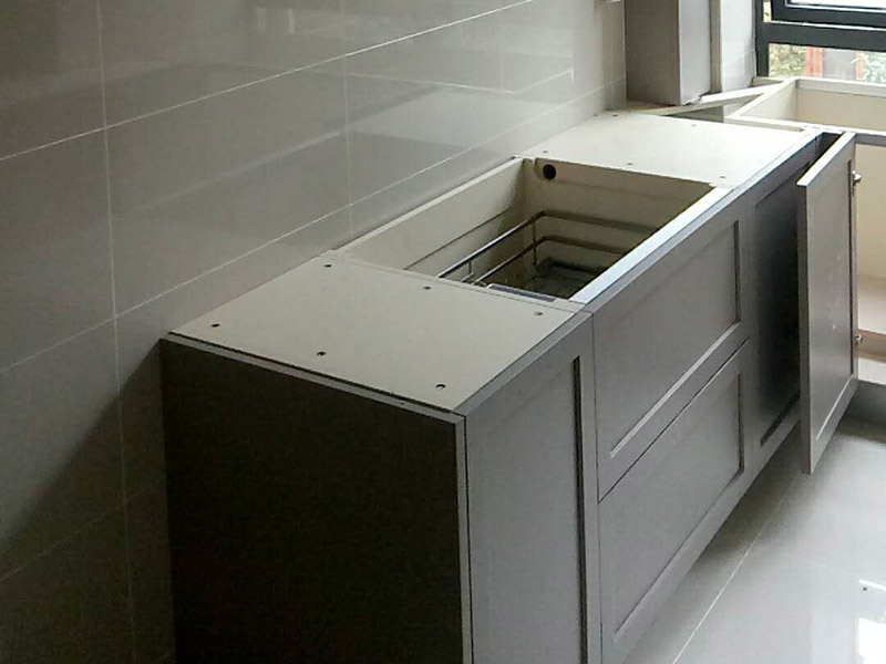 廚衛(wèi)改造裝修：舊廚房的內(nèi)部結(jié)構(gòu)相對要復(fù)雜一些。除了請櫥柜廠家到廚房進(jìn)行丈量外，還要看看各種管道原來的位置是否合適，如不合適需要改動(dòng)，則會(huì)出一份圖紙交給裝修公司，由施工隊(duì)按圖紙進(jìn)行必要的改造。舊廚房改造注意事項(xiàng)2煤氣與管道在舊廚房中的改造需慎重。這兩種管道因一般不讓隨意改動(dòng)。如果不得不改時(shí)，必須經(jīng)過物業(yè)公司的同意。改動(dòng)時(shí)，由于專業(yè)性較強(qiáng)，同時(shí)為方便日后的維修，通常由煤氣、公司或物業(yè)公司指定的專業(yè)公司負(fù)責(zé)改動(dòng)。舊廚房改造注意事項(xiàng)3舊房一般是單路供水，因此在廚房裝修時(shí)，能增加一個(gè)熱水管道。另外，一般家庭衛(wèi)生間比較小，只能把洗衣機(jī)放在廚房中，這就必須再接一個(gè)上水管，同時(shí)增加地面排水管。需要提醒的是，受結(jié)構(gòu)的限制，水路改動(dòng)只能改上水，不能改下水。