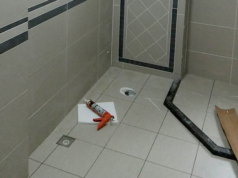 廚衛(wèi)改造裝修：舊廚房的內(nèi)部結(jié)構(gòu)相對要復(fù)雜一些。除了請櫥柜廠家到廚房進(jìn)行丈量外，還要看看各種管道原來的位置是否合適，如不合適需要改動(dòng)，則會(huì)出一份圖紙交給裝修公司，由施工隊(duì)按圖紙進(jìn)行必要的改造。舊廚房改造注意事項(xiàng)2煤氣與管道在舊廚房中的改造需慎重。這兩種管道因一般不讓隨意改動(dòng)。如果不得不改時(shí)，必須經(jīng)過物業(yè)公司的同意。改動(dòng)時(shí)，由于專業(yè)性較強(qiáng)，同時(shí)為方便日后的維修，通常由煤氣、公司或物業(yè)公司指定的專業(yè)公司負(fù)責(zé)改動(dòng)。舊廚房改造注意事項(xiàng)3舊房一般是單路供水，因此在廚房裝修時(shí)，能增加一個(gè)熱水管道。另外，一般家庭衛(wèi)生間比較小，只能把洗衣機(jī)放在廚房中，這就必須再接一個(gè)上水管，同時(shí)增加地面排水管。需要提醒的是，受結(jié)構(gòu)的限制，水路改動(dòng)只能改上水，不能改下水。