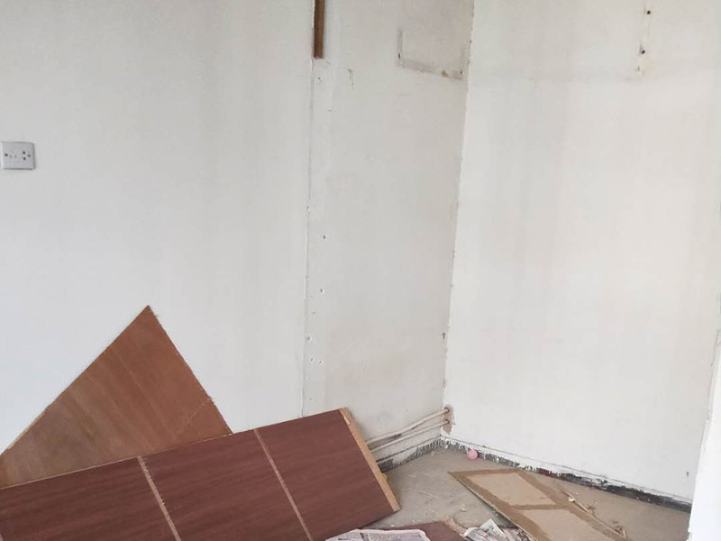 臥室柜體拆除：嵌入式衣柜是指在房屋進(jìn)行裝修的時(shí)候即將衣柜嵌入到那面墻里,對(duì)于小戶型的家居中,安裝嵌入式衣柜會(huì)非常節(jié)省空間,使用也非常方便。一般來說,嵌入式衣柜大多是定制的,從生產(chǎn)到安裝都是由廠家完成的,自然拆除衣柜也可以找專業(yè)的人士來進(jìn)行。如果想自己拆除嵌入式衣柜,先把衣柜里的衣物清理干凈,留下空的衣柜。然后把柜子的布罩從下面向上移動(dòng),通常嵌入式衣柜中間一般都是插拔的,就可以把柜子分成兩部分,根據(jù)自家嵌入式衣柜的實(shí)際情況,把所有的螺絲卸掉,就拆卸完成了。