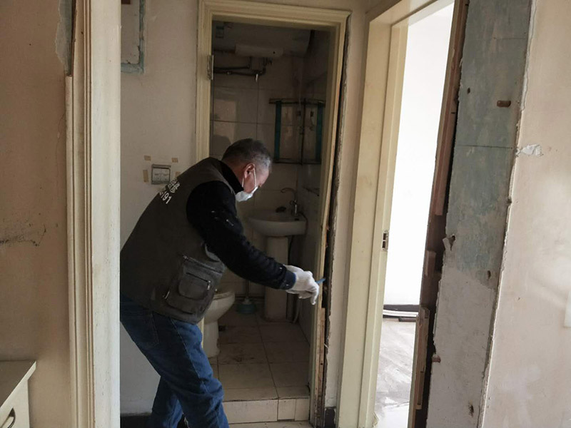 家具拆除整理：1、將面板拆下來，在門鎖的內(nèi)面板有2個鎖釘取下。 2、面板拆完后，再拆鎖芯帽，即兩顆釘。 3、有的鎖芯，在門側(cè)面也有兩個螺絲釘，需要將之拆開。 4、取下鎖芯后。在門邊鎖體的檔片中部有一個螺絲，在鎖舌(方舌)之間，將此鎖芯取出，就可以將鎖芯取出了。 5、安裝新鎖芯，安裝面板，固定好相應(yīng)的螺絲就可以。