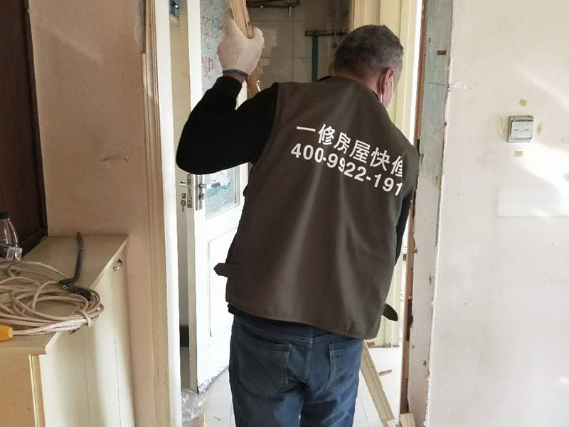 家具拆除整理：1、將面板拆下來，在門鎖的內(nèi)面板有2個鎖釘取下。 2、面板拆完后，再拆鎖芯帽，即兩顆釘。 3、有的鎖芯，在門側(cè)面也有兩個螺絲釘，需要將之拆開。 4、取下鎖芯后。在門邊鎖體的檔片中部有一個螺絲，在鎖舌(方舌)之間，將此鎖芯取出，就可以將鎖芯取出了。 5、安裝新鎖芯，安裝面板，固定好相應(yīng)的螺絲就可以。