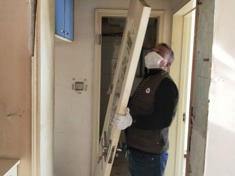 家具拆除整理：1、將面板拆下來，在門鎖的內(nèi)面板有2個鎖釘取下。 2、面板拆完后，再拆鎖芯帽，即兩顆釘。 3、有的鎖芯，在門側(cè)面也有兩個螺絲釘，需要將之拆開。 4、取下鎖芯后。在門邊鎖體的檔片中部有一個螺絲，在鎖舌(方舌)之間，將此鎖芯取出，就可以將鎖芯取出了。 5、安裝新鎖芯，安裝面板，固定好相應(yīng)的螺絲就可以。