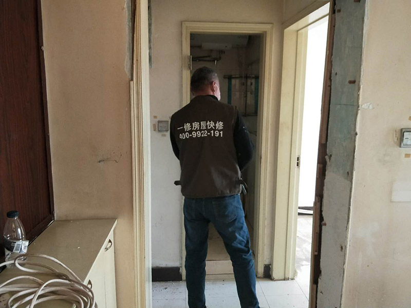 家具拆除整理：1、將面板拆下來，在門鎖的內(nèi)面板有2個鎖釘取下。 2、面板拆完后，再拆鎖芯帽，即兩顆釘。 3、有的鎖芯，在門側(cè)面也有兩個螺絲釘，需要將之拆開。 4、取下鎖芯后。在門邊鎖體的檔片中部有一個螺絲，在鎖舌(方舌)之間，將此鎖芯取出，就可以將鎖芯取出了。 5、安裝新鎖芯，安裝面板，固定好相應(yīng)的螺絲就可以。