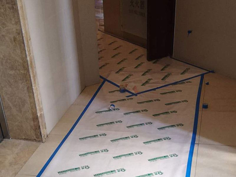 全屋室內(nèi)裝修：1、墻面檢查。在進行裝修墻面處理前，重要的就是檢查墻面，看其是否堅實，平整。如果墻面存在裂痕或者洞則需要用石膏先進行修補平整。2、刮膩子。一般墻面刮2次膩子即可，平整度較差的墻面需要局部多刮幾次，更嚴(yán)重的需要先找石膏找平，每遍膩子批刮需要在2個時以上。3、膩子打磨。等膩子刮后之后，進行打磨，可以在夜間進行，用200瓦以上的燈泡貼近墻面，邊打磨邊查看平整度。打磨容易產(chǎn)生大量粉塵，需要做好口罩穿著等準(zhǔn)備。