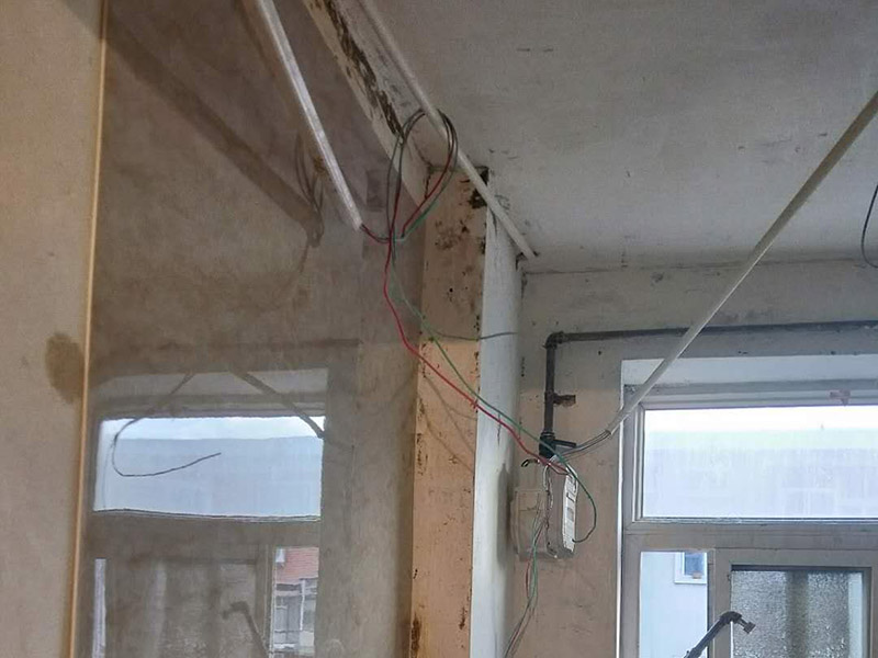 線路安裝：畫框線：根據(jù)需要，在墻面的合適處畫出埋穴位置，并比照接線盒大?。ㄋ闹芊糯?&mdash;3毫米），畫出開鑿范圍框線（兩個裝蓋孔應(yīng)保持水平）。 鑿框線：以平口鑿沿柜線垂直鑿出深溝，然后從框內(nèi)向框外斜鑿去磚角，反復(fù)進(jìn)行，并注意不得崩裂框線。 鑿穴孔：將框內(nèi)多余磚角鑿去，直至深度略大于接線盒高度，不得過淺或過深。 修乎穴孔：鑿平埋穴四周與穴底，以放人接線盒端正、服帖為宜。 現(xiàn)埋接線盒：裝正接線盒，敲去安裝孔蓋，對準(zhǔn)線槽，并使裝蓋面稍稍伸出磚砌面，且低于粉刷面3&mdash;5毫米，再用調(diào)成膏狀的水泥粘牢 穿線引入：利用線管內(nèi)事先穿入的引線，將待裝電線引入線管之中。