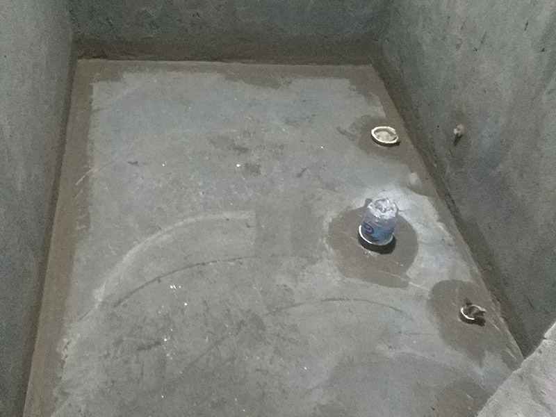 衛(wèi)生間防水裝修:1.利用水泥砂漿水泥砂漿或豆石混凝土鋪平坡度。訣竅是：地漏附近坡度大，門口附近坡度小。 2.利用管根密封膏封嚴管線，管線要穿透樓板根部。刷防水涂料時可以貼1-2層玻璃絲布加強防水性。 3.墻壁表面打磨成干凈平光沒有顆?；覊m，墻壁與地面的交接區(qū)域注意原角和坡角的設(shè)置。 4.聚氨酯防水涂膜由管根和墻角處開始進行涂抹，在常溫下經(jīng)過4小時放干后，再大面積涂抹和刮刷。注意涂料總厚度大于1. 5毫米，不能有漏刮和鼓泡的不良現(xiàn)象。24小時后立面涂刷下一層，之后再以垂直的方向進行二次涂刷。最后涂膜半固化，拋甩粗砂粒方便與水泥砂漿融合。 5.防水層的設(shè)置與具體區(qū)域有關(guān)。防水地面的防水層應(yīng)高出地面200寬，地面防水層應(yīng)超出衛(wèi)生間門口以外300寬。而又淋浴的衛(wèi)生間墻面防水層則應(yīng)設(shè)置為高出地面1800寬。 6.展開閉水實驗的時候，先完成防水工作再利用包立管方法。之后再局部進行防水。閉水試驗也可為了避免破壞地面防水層而免做。