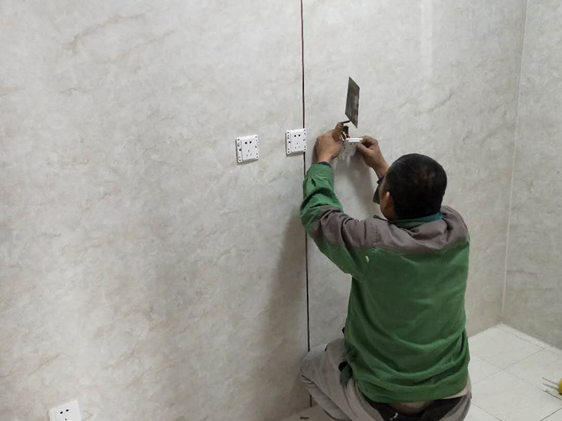 插座安裝維修：1.用于控制插座電源的開/關(guān)，則接線方法如下：首先將線路的L端子連接到開關(guān)，(即火線的輸入線路)線路)，然后連接開關(guān)的L1端子(即火線)出線端口連接到雙孔插座的L端子(即火線端子)，然后連接中性線插座的N端子(零線端子)。 2.如果插座不受開關(guān)控制，則開關(guān)僅控制燈泡。然后接線方法如下：將火線連接到開關(guān)的L端子，并將開關(guān)的L1端子連接到燈的端子。線路連接到燈頭的另一個(gè)端子，開關(guān)與燈形成一個(gè)環(huán)路。然后將火線連接到雙孔插座的L端子，將中性線連接到插座的N端子，然后將另一個(gè)電路插入雙孔插座。 3.開關(guān)插座不能安裝在易燃物體上。在可燃物燒傷的情況下，開關(guān)插座的外殼會(huì)燒壞，導(dǎo)致芯暴露，水蒸氣進(jìn)入，導(dǎo)致短路，甚至引起火災(zāi)。墻壁開關(guān)插座應(yīng)安裝滅弧裝置，以避免因可燃?xì)怏w泄漏引起火災(zāi)或爆炸的危險(xiǎn)。必須遵循的原則是&ldquo;火線進(jìn)入開關(guān)，零線進(jìn)入燈頭&rdquo;，插座必須安裝漏電保護(hù)裝置。