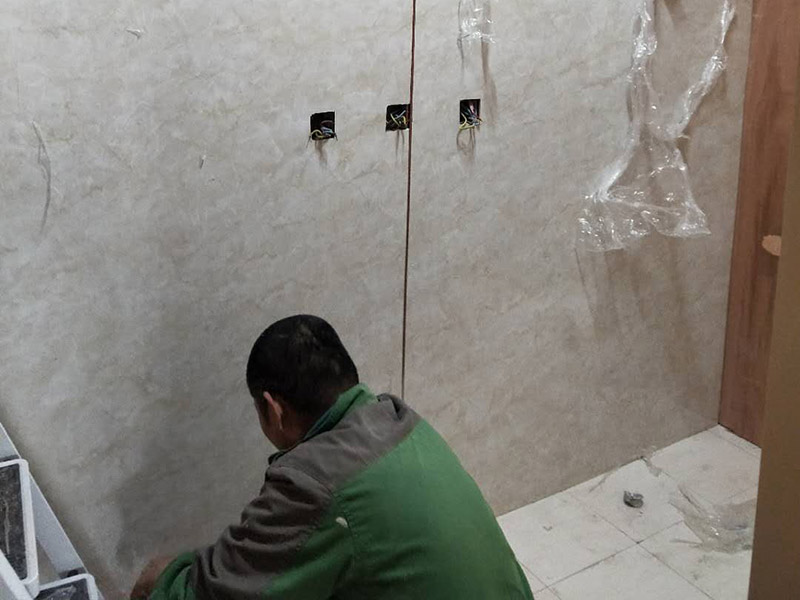 插座安裝維修：1.用于控制插座電源的開/關(guān)，則接線方法如下：首先將線路的L端子連接到開關(guān)，(即火線的輸入線路)線路)，然后連接開關(guān)的L1端子(即火線)出線端口連接到雙孔插座的L端子(即火線端子)，然后連接中性線插座的N端子(零線端子)。 2.如果插座不受開關(guān)控制，則開關(guān)僅控制燈泡。然后接線方法如下：將火線連接到開關(guān)的L端子，并將開關(guān)的L1端子連接到燈的端子。線路連接到燈頭的另一個(gè)端子，開關(guān)與燈形成一個(gè)環(huán)路。然后將火線連接到雙孔插座的L端子，將中性線連接到插座的N端子，然后將另一個(gè)電路插入雙孔插座。 3.開關(guān)插座不能安裝在易燃物體上。在可燃物燒傷的情況下，開關(guān)插座的外殼會(huì)燒壞，導(dǎo)致芯暴露，水蒸氣進(jìn)入，導(dǎo)致短路，甚至引起火災(zāi)。墻壁開關(guān)插座應(yīng)安裝滅弧裝置，以避免因可燃?xì)怏w泄漏引起火災(zāi)或爆炸的危險(xiǎn)。必須遵循的原則是&ldquo;火線進(jìn)入開關(guān)，零線進(jìn)入燈頭&rdquo;，插座必須安裝漏電保護(hù)裝置。