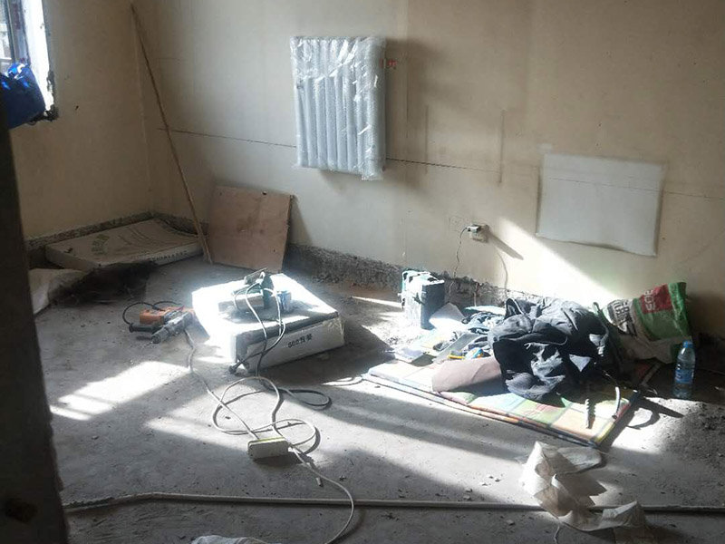 暖氣定位安裝：在墻上和地板上進(jìn)行開槽，將暴露在外的管線埋藏起來，槽的深度或?qū)挾刃鑼ｉT的暗黃人員，結(jié)合實(shí)際情況進(jìn)行處理。根據(jù)先前設(shè)計(jì)的安裝位置開采鋪設(shè)支管，鋪設(shè)完成后可根據(jù)實(shí)際需求在支管鋪設(shè)鋼槽對(duì)管道進(jìn)行保護(hù)，然后封閉系統(tǒng)進(jìn)行打壓注水。安裝分水器的時(shí)候注意保持與地面平行，結(jié)束后切記將分水器擦干。壓力測(cè)試是安裝暖氣片尤為重要的一步，測(cè)試前關(guān)閉主管連接閥門，然后開啟暖氣片進(jìn)水閥用試壓設(shè)備來測(cè)試，實(shí)驗(yàn)壓力應(yīng)為正常使用壓力的1.5倍，且不能小于整個(gè)小區(qū)的測(cè)試壓力，3-5分鐘內(nèi)沒有任何滲漏情況即可。平穩(wěn)放置暖氣片，將閥門連接件和進(jìn)出口閥門連在一起，檢測(cè)暖氣片是否平直，確保管路安裝無特殊情況發(fā)生，然后加固連接點(diǎn)的螺絲。