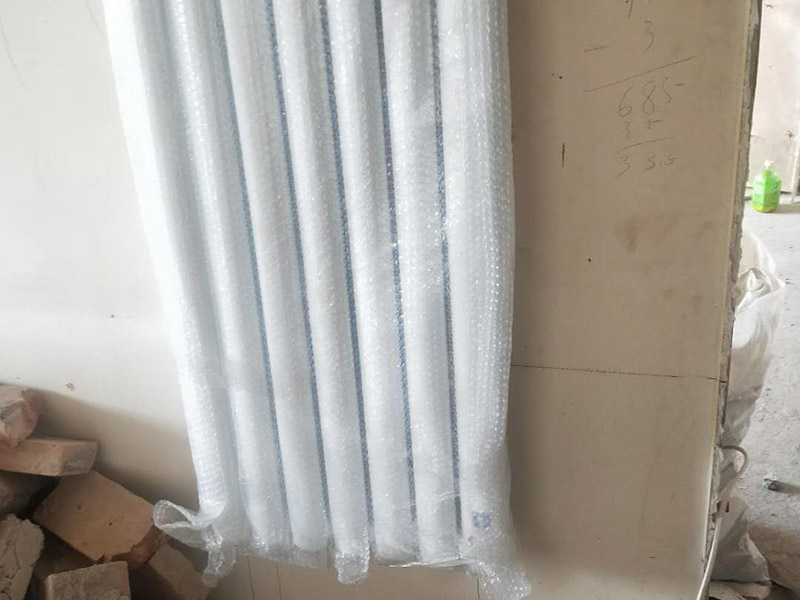 暖氣定位安裝：在墻上和地板上進(jìn)行開槽，將暴露在外的管線埋藏起來，槽的深度或?qū)挾刃鑼ｉT的暗黃人員，結(jié)合實(shí)際情況進(jìn)行處理。根據(jù)先前設(shè)計(jì)的安裝位置開采鋪設(shè)支管，鋪設(shè)完成后可根據(jù)實(shí)際需求在支管鋪設(shè)鋼槽對(duì)管道進(jìn)行保護(hù)，然后封閉系統(tǒng)進(jìn)行打壓注水。安裝分水器的時(shí)候注意保持與地面平行，結(jié)束后切記將分水器擦干。壓力測(cè)試是安裝暖氣片尤為重要的一步，測(cè)試前關(guān)閉主管連接閥門，然后開啟暖氣片進(jìn)水閥用試壓設(shè)備來測(cè)試，實(shí)驗(yàn)壓力應(yīng)為正常使用壓力的1.5倍，且不能小于整個(gè)小區(qū)的測(cè)試壓力，3-5分鐘內(nèi)沒有任何滲漏情況即可。平穩(wěn)放置暖氣片，將閥門連接件和進(jìn)出口閥門連在一起，檢測(cè)暖氣片是否平直，確保管路安裝無特殊情況發(fā)生，然后加固連接點(diǎn)的螺絲。