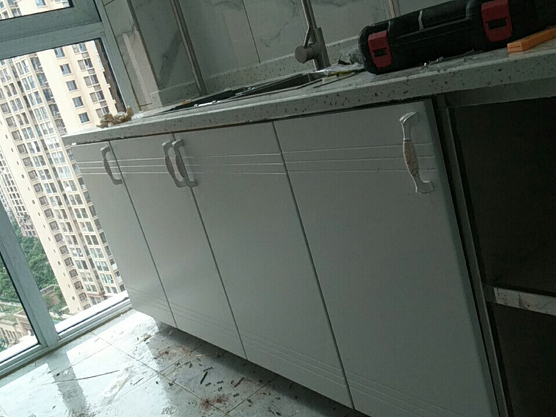 櫥柜打孔安裝：1.需要打孔的位置預(yù)先標(biāo)定,保證水平。(注意墻內(nèi)相應(yīng)位置不要有水電線路)2.用玻璃鉆頭在瓷磚上打孔時,先傾斜方向打出個坑坑來;不然瓷磚太光滑不好;或者不是全瓷磚,用釘子直接弄出個小坑來;再想精確,也可以用一個已經(jīng)有孔(大小合適)的板套著最好。3.套著打出個淺痕就可以拿掉的孔板,然后。提前準(zhǔn)備個水瓶,瓶蓋上鉆個孔,瓶里灌滿水。然后,打孔時要同時把水滋到鉆頭和瓷磚接觸部位;尤其是全瓷磚,一定要有水哦。