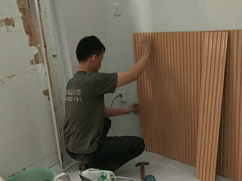 護(hù)墻板安裝：首先，就是要將挑選的護(hù)墻板，按照墻面的高度，寬度，用電鋸切割成一個(gè)一個(gè)的等高的板塊，這樣便于護(hù)墻板的安裝。護(hù)墻板切割好后，需要將護(hù)墻板先固定在墻面上，扣上卡子，用鋼槍將其固定在墻上。再將下一個(gè)板塊與上一個(gè)板塊縫隙處扣緊，依次裝上。在拐角處的地方安裝護(hù)墻板時(shí)，要注意在墻板的背面打上免釘膠，便于固定。在遇到墻面有插座的地方或者是有線帶的地方的時(shí)候，還需要在將護(hù)墻板再次的進(jìn)行切割，空出插座或是電線電纜的地方，再進(jìn)行安裝。