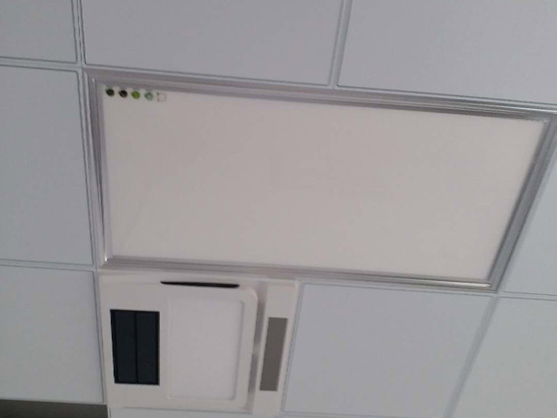 衛(wèi)浴吊頂配件安裝：鑲貼墻磚-吊頂-鋪設(shè)地磚-安裝大便器、洗臉盆、浴盆-安裝連接排水管-安裝燈具、插座、鏡子-安裝毛巾桿等五金配件。1、坐便器的安裝順序 檢查地面下水口管-對準(zhǔn)管口-放平找正-畫好印記-打孔洞-抹上油灰-套上膠皮墊-擰上螺母-水箱背面兩個邊孔畫印記-打孔-插入螺栓-捻牢-背水箱掛放平找正-擰上螺母-安裝背水箱下水彎頭-裝好門-插入漂子門和門-擰緊螺母。2、洗臉盆的安裝順序 膨脹螺栓插入-捻牢-盆管架掛好-把臉盆放在架上找平整-下水連接:臉盆-調(diào)直-上水連接。3、浴盆的安裝順序 下水安裝-油灰封閉嚴(yán)密-上水安裝-試平找正。