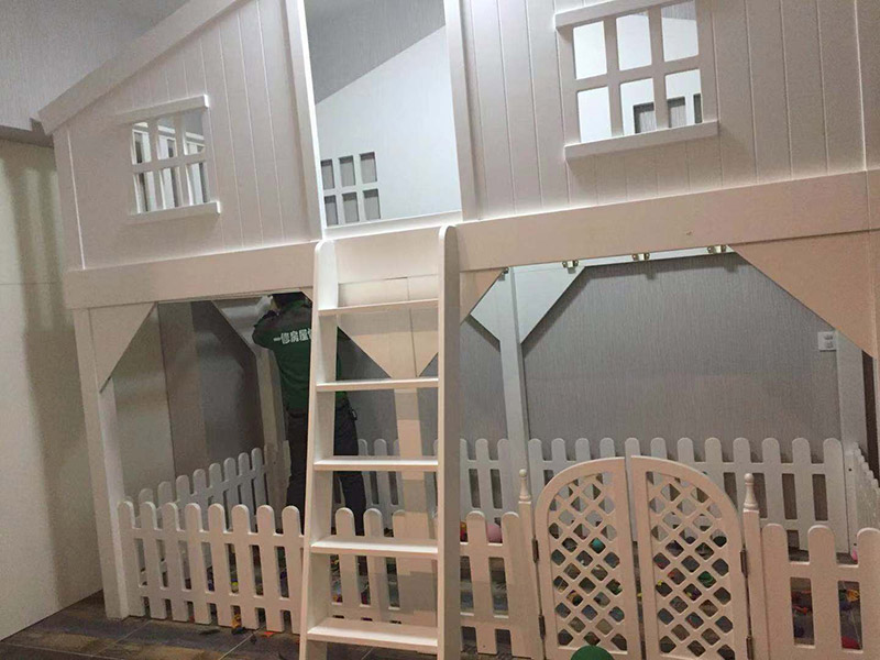 兒童床安裝：先組裝床的支架。螺絲與木板垂直，不要弄偏了。這樣才好使力氣。剛開(kāi)始的時(shí)候不要擰太緊，過(guò)后組裝好后，再加固擰緊。床架安裝好后，就是安裝圍欄了。有一些長(zhǎng)螺絲和短的螺絲，個(gè)人覺(jué)得短的螺絲容易上一些。一邊兩個(gè)螺絲，一共需要上四個(gè)，上完就OK 了。圍欄都安裝好后。接下來(lái)的就非常容易了。就是直接把床板鋪上去了。鋪的時(shí)候注意一下，光滑一些的向上，盡量不要讓床板之間的空隙太大，這樣睡起來(lái)不舒服。