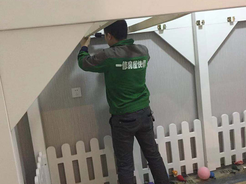 兒童床安裝：先組裝床的支架。螺絲與木板垂直，不要弄偏了。這樣才好使力氣。剛開(kāi)始的時(shí)候不要擰太緊，過(guò)后組裝好后，再加固擰緊。床架安裝好后，就是安裝圍欄了。有一些長(zhǎng)螺絲和短的螺絲，個(gè)人覺(jué)得短的螺絲容易上一些。一邊兩個(gè)螺絲，一共需要上四個(gè)，上完就OK 了。圍欄都安裝好后。接下來(lái)的就非常容易了。就是直接把床板鋪上去了。鋪的時(shí)候注意一下，光滑一些的向上，盡量不要讓床板之間的空隙太大，這樣睡起來(lái)不舒服。