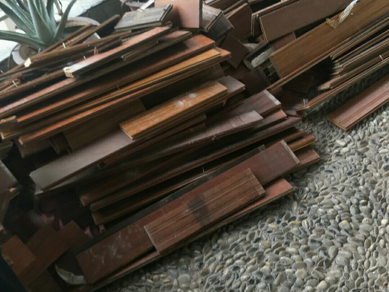 地板拆除維修：先從踢腳線(xiàn)的開(kāi)始拆，用平口啰嗦刀沿著踢腳線(xiàn)開(kāi)始劃開(kāi)。把踢腳線(xiàn)劃開(kāi)后，就能把踢腳邊取下。這個(gè)時(shí)候地板就松動(dòng)了，再順著松動(dòng)的地板移動(dòng)，讓更大面積的地板繼續(xù)松動(dòng)。只到能方便取下，再動(dòng)手取地板。拆地板的時(shí)候，不要亂拆，要順著地板的順序拆。一塊一塊的拆下，在拆的過(guò)程中若不好取，就要螺絲刀幫忙，就好拆多了。雖然舊地板還能有利于價(jià)值，所以拆的時(shí)候要盡量保存完整。但在拆地板的時(shí)候，即使再小心都會(huì)有破損的，所以要有這些心理準(zhǔn)備。待舊地板完全拆完后，把地面清掃干凈。再晾一段時(shí)間才能重新裝地板，因此潮濕的地面是不適合裝地板的，等完全干燥透了再鋪新的地板。