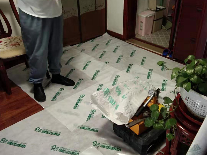 衛(wèi)生間拆改裝修：將不需要或是不滿意的地方進行拆除后，留下的成品需要進行施工保護，防止磕碰到，還可防止被上面的重物或是棱角碰壞。水電改造可謂是改造衛(wèi)生間的重點，衛(wèi)生間原有的水電路管線往往有許多不合理的布局，所以在改造過程中要對原有的水電路進行徹查，看是否存在銹蝕、老化等情況，若有，則需要更換新的電路、水路，如果線路良好，且沒有多大的問題，則只需要添加刪減線路就可以了。同時在改造的時候最好能做到以后維修和保養(yǎng)都比較方便，然后將其做好隱蔽處理。衛(wèi)生間墻面上要做大約30厘米的防水涂料，以防積水浸透墻面，且要保證涂刷厚度均勻，還需要處理好地面和墻面交界處的各類管件的涂刷。待防水處理完全確定后，等待地面干透就可以做后續(xù)的工程了。