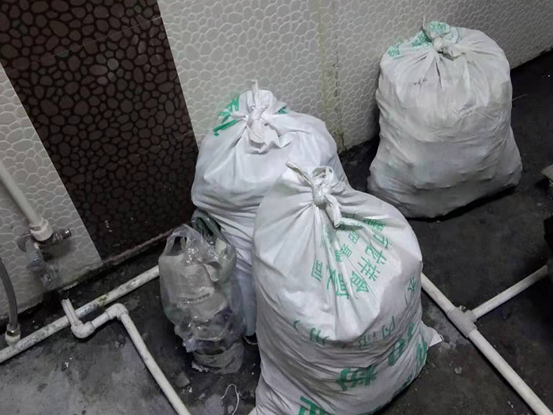 衛(wèi)生間拆改裝修：將不需要或是不滿意的地方進行拆除后，留下的成品需要進行施工保護，防止磕碰到，還可防止被上面的重物或是棱角碰壞。水電改造可謂是改造衛(wèi)生間的重點，衛(wèi)生間原有的水電路管線往往有許多不合理的布局，所以在改造過程中要對原有的水電路進行徹查，看是否存在銹蝕、老化等情況，若有，則需要更換新的電路、水路，如果線路良好，且沒有多大的問題，則只需要添加刪減線路就可以了。同時在改造的時候最好能做到以后維修和保養(yǎng)都比較方便，然后將其做好隱蔽處理。衛(wèi)生間墻面上要做大約30厘米的防水涂料，以防積水浸透墻面，且要保證涂刷厚度均勻，還需要處理好地面和墻面交界處的各類管件的涂刷。待防水處理完全確定后，等待地面干透就可以做后續(xù)的工程了。