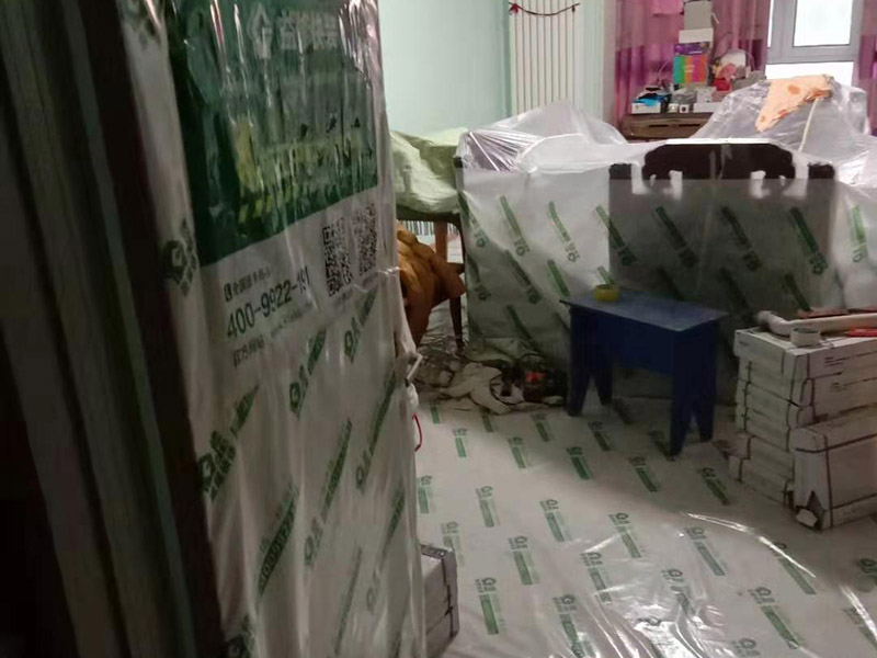 衛(wèi)生間吊頂拆除翻新：1、原有吊頂裝飾物拆除時(shí)，應(yīng)注意盡量拆除干凈，不保留原吊頂裝飾結(jié)構(gòu)。尤其是原吊頂內(nèi)的吊桿、掛件等承載吊頂重量的結(jié)構(gòu)必須拆除，這主要是從今后的安全考慮的。 2、拆除時(shí)要先切斷電源，原有的吊頂內(nèi)電路管線盡量拆除，不要再考慮繼續(xù)使用，因?yàn)樵蹴攦?nèi)電路已經(jīng)基本沒有利用價(jià)值。 3、拆除時(shí)要考慮原吊頂內(nèi)的設(shè)備和設(shè)施的安全，很多上世紀(jì)的老房吊頂內(nèi)都有暖氣管路，還有一些住宅是中央空調(diào)系統(tǒng)，要避免因拆除時(shí)不注意損壞管線和設(shè)備。 4、廚房和衛(wèi)生間拆除原吊頂時(shí)要避免損壞通風(fēng)道和煙道。