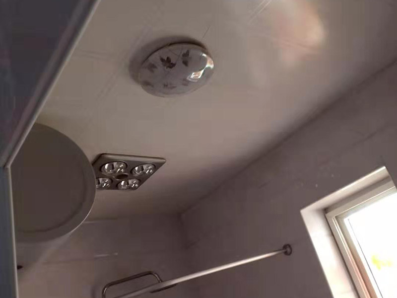 衛(wèi)生間吊頂拆除翻新：1、原有吊頂裝飾物拆除時(shí)，應(yīng)注意盡量拆除干凈，不保留原吊頂裝飾結(jié)構(gòu)。尤其是原吊頂內(nèi)的吊桿、掛件等承載吊頂重量的結(jié)構(gòu)必須拆除，這主要是從今后的安全考慮的。 2、拆除時(shí)要先切斷電源，原有的吊頂內(nèi)電路管線盡量拆除，不要再考慮繼續(xù)使用，因?yàn)樵蹴攦?nèi)電路已經(jīng)基本沒有利用價(jià)值。 3、拆除時(shí)要考慮原吊頂內(nèi)的設(shè)備和設(shè)施的安全，很多上世紀(jì)的老房吊頂內(nèi)都有暖氣管路，還有一些住宅是中央空調(diào)系統(tǒng)，要避免因拆除時(shí)不注意損壞管線和設(shè)備。 4、廚房和衛(wèi)生間拆除原吊頂時(shí)要避免損壞通風(fēng)道和煙道。