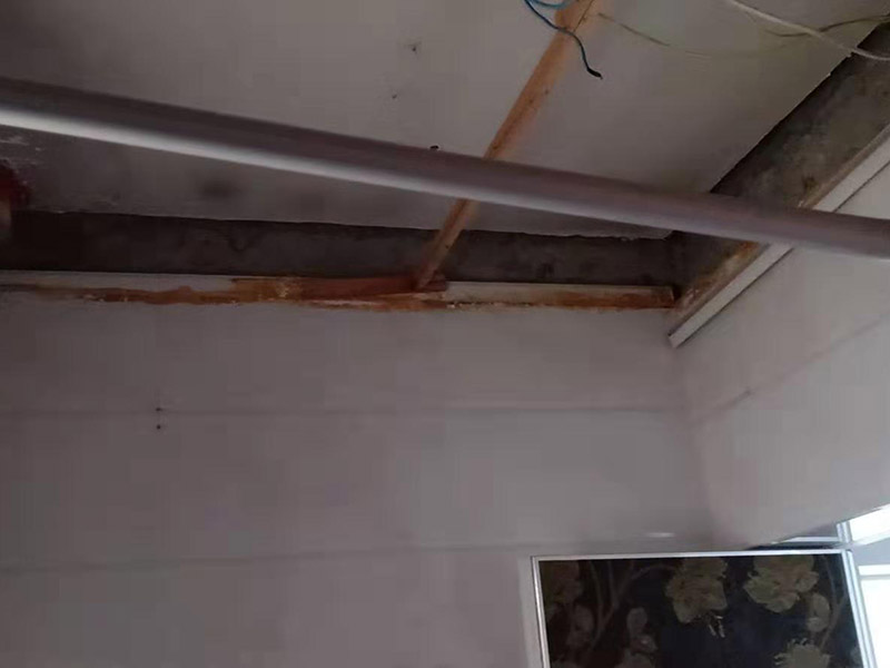 衛(wèi)生間吊頂拆除翻新：1、原有吊頂裝飾物拆除時(shí)，應(yīng)注意盡量拆除干凈，不保留原吊頂裝飾結(jié)構(gòu)。尤其是原吊頂內(nèi)的吊桿、掛件等承載吊頂重量的結(jié)構(gòu)必須拆除，這主要是從今后的安全考慮的。 2、拆除時(shí)要先切斷電源，原有的吊頂內(nèi)電路管線盡量拆除，不要再考慮繼續(xù)使用，因?yàn)樵蹴攦?nèi)電路已經(jīng)基本沒有利用價(jià)值。 3、拆除時(shí)要考慮原吊頂內(nèi)的設(shè)備和設(shè)施的安全，很多上世紀(jì)的老房吊頂內(nèi)都有暖氣管路，還有一些住宅是中央空調(diào)系統(tǒng)，要避免因拆除時(shí)不注意損壞管線和設(shè)備。 4、廚房和衛(wèi)生間拆除原吊頂時(shí)要避免損壞通風(fēng)道和煙道。