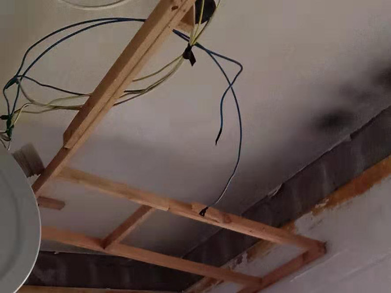 衛(wèi)生間吊頂拆除翻新：1、原有吊頂裝飾物拆除時(shí)，應(yīng)注意盡量拆除干凈，不保留原吊頂裝飾結(jié)構(gòu)。尤其是原吊頂內(nèi)的吊桿、掛件等承載吊頂重量的結(jié)構(gòu)必須拆除，這主要是從今后的安全考慮的。 2、拆除時(shí)要先切斷電源，原有的吊頂內(nèi)電路管線盡量拆除，不要再考慮繼續(xù)使用，因?yàn)樵蹴攦?nèi)電路已經(jīng)基本沒有利用價(jià)值。 3、拆除時(shí)要考慮原吊頂內(nèi)的設(shè)備和設(shè)施的安全，很多上世紀(jì)的老房吊頂內(nèi)都有暖氣管路，還有一些住宅是中央空調(diào)系統(tǒng)，要避免因拆除時(shí)不注意損壞管線和設(shè)備。 4、廚房和衛(wèi)生間拆除原吊頂時(shí)要避免損壞通風(fēng)道和煙道。