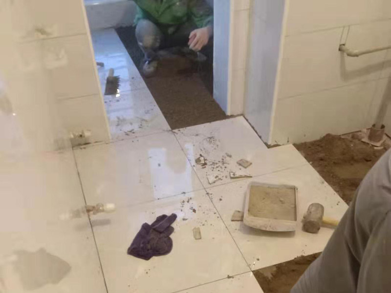 廚房墻地磚鋪貼：將墻面用水泥漿刷一遍，同時(shí)壓實(shí)抹平，如果墻面有不平整的地方，需要用水泥砂漿修補(bǔ)平整。然后根據(jù)設(shè)計(jì)要求在墻面刷一遍防水涂料，按照設(shè)計(jì)要求結(jié)合實(shí)際和選擇的墻磚規(guī)格進(jìn)行排磚、彈線。正式粘貼前用壞了的瓷磚加粘貼劑粘貼在墻或柱上，來(lái)控制粘貼瓷磚表面平整度。