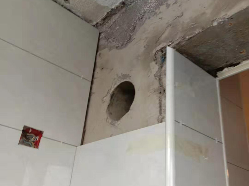 廚房墻地磚鋪貼：將墻面用水泥漿刷一遍，同時(shí)壓實(shí)抹平，如果墻面有不平整的地方，需要用水泥砂漿修補(bǔ)平整。然后根據(jù)設(shè)計(jì)要求在墻面刷一遍防水涂料，按照設(shè)計(jì)要求結(jié)合實(shí)際和選擇的墻磚規(guī)格進(jìn)行排磚、彈線。正式粘貼前用壞了的瓷磚加粘貼劑粘貼在墻或柱上，來(lái)控制粘貼瓷磚表面平整度。