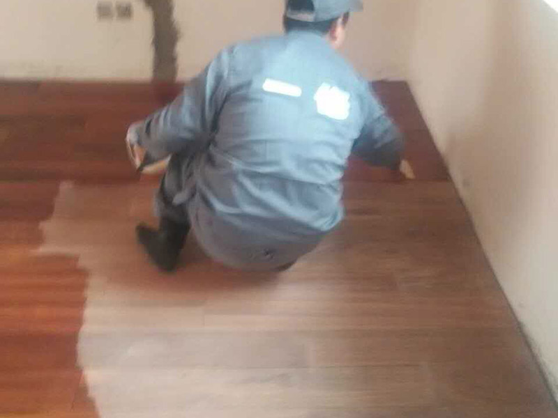 地板打磨翻新：1，首先是用打磨設備打磨地板，對室內的地板進行幾次打磨，先快速打磨一遍，然后再慢慢地打磨，讓塵蒙多日的地板逐漸顯現(xiàn)出它昔日的光澤。 2，是對地板進行修補，在比較大的縫隙里用水性膩子補上，選用的顏色當然是和地板相似的。3，上漆，把地板打磨后，填平縫隙，就開始刷一遍底漆。等待底漆干透后，上第二遍面漆，等面漆干透后，就可以刷第二遍面漆。 4，上蠟，整個過程需要10天左右的時間吧，到時候你家的地板就會煥然一新了。