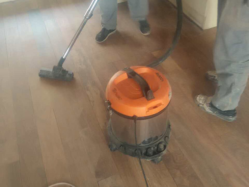 地板打磨翻新：1，首先是用打磨設備打磨地板，對室內的地板進行幾次打磨，先快速打磨一遍，然后再慢慢地打磨，讓塵蒙多日的地板逐漸顯現(xiàn)出它昔日的光澤。 2，是對地板進行修補，在比較大的縫隙里用水性膩子補上，選用的顏色當然是和地板相似的。3，上漆，把地板打磨后，填平縫隙，就開始刷一遍底漆。等待底漆干透后，上第二遍面漆，等面漆干透后，就可以刷第二遍面漆。 4，上蠟，整個過程需要10天左右的時間吧，到時候你家的地板就會煥然一新了。