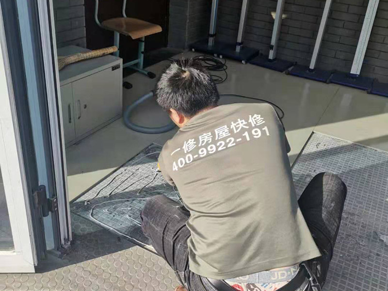 地磚空鼓維修：如果是發(fā)現(xiàn)單塊的地磚空鼓超過標準，可以要求裝修人員把磚撬開了重鋪。方法就是取出空鼓的地磚，可利用吸盤，平直的吊出，然后再按照規(guī)范要求進行鋪貼。如果只是小部分松動，可以把磚縫清理干凈，用水把地面充分潤濕，用水泥漿對膠水，用膠榔頭輕輕打擊，使水泥漿滲入，滲入后用重物壓使干后就可；如果是一半以上就要重新處理，膠榔頭輕輕打擊地磚，使地磚完全松動，清理縫隙，取出 地磚，鑿打地面重新粘貼就可以了；