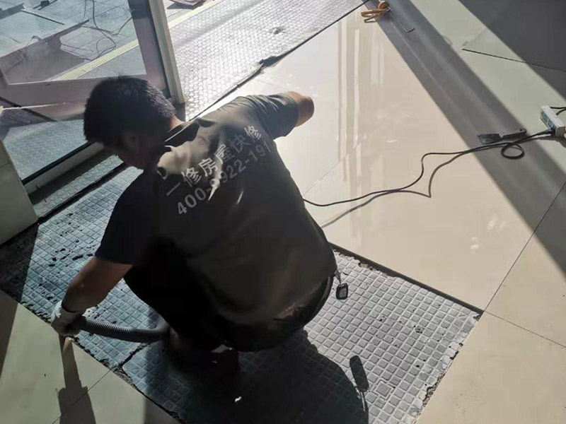 地磚空鼓維修：如果是發(fā)現(xiàn)單塊的地磚空鼓超過標準，可以要求裝修人員把磚撬開了重鋪。方法就是取出空鼓的地磚，可利用吸盤，平直的吊出，然后再按照規(guī)范要求進行鋪貼。如果只是小部分松動，可以把磚縫清理干凈，用水把地面充分潤濕，用水泥漿對膠水，用膠榔頭輕輕打擊，使水泥漿滲入，滲入后用重物壓使干后就可；如果是一半以上就要重新處理，膠榔頭輕輕打擊地磚，使地磚完全松動，清理縫隙，取出 地磚，鑿打地面重新粘貼就可以了；