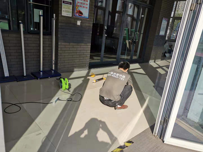 地磚空鼓維修：如果是發(fā)現(xiàn)單塊的地磚空鼓超過標準，可以要求裝修人員把磚撬開了重鋪。方法就是取出空鼓的地磚，可利用吸盤，平直的吊出，然后再按照規(guī)范要求進行鋪貼。如果只是小部分松動，可以把磚縫清理干凈，用水把地面充分潤濕，用水泥漿對膠水，用膠榔頭輕輕打擊，使水泥漿滲入，滲入后用重物壓使干后就可；如果是一半以上就要重新處理，膠榔頭輕輕打擊地磚，使地磚完全松動，清理縫隙，取出 地磚，鑿打地面重新粘貼就可以了；