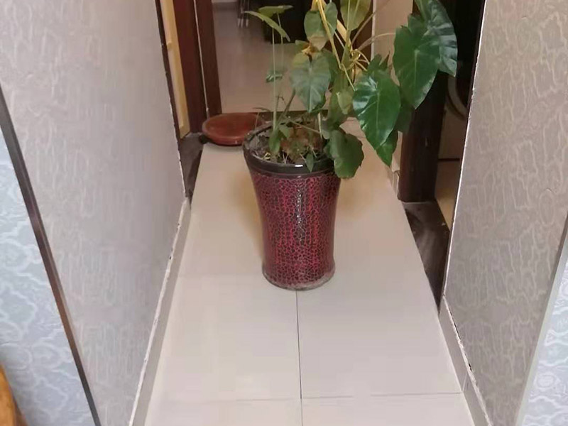 地面瓷磚拆除更換：拆除瓷磚時(shí)要用電，而電是從客廳臨時(shí)拉的，為了避免在施工過(guò)程中發(fā)生觸電的現(xiàn)象，將電拉進(jìn)衛(wèi)生間內(nèi)。其次，舊房改造拆除瓷磚時(shí)可以用沖擊電鉆，這種工具方便快捷，可自由更換。但在使用前應(yīng)檢查其是否靈活，可以通過(guò)空轉(zhuǎn)一分鐘的方法進(jìn)行檢驗(yàn)。用完之后及時(shí)進(jìn)行清理。，梯子也是必不可少的工具之一，它可以幫助工人拆掉處于高處的瓷磚，還可以架起臨時(shí)插座。拆磚應(yīng)從下至上進(jìn)行，在施工過(guò)程中對(duì)地面及時(shí)進(jìn)行處理，以免因垃圾過(guò)多從而影響后面的工作。同時(shí)要處理好房?jī)?nèi)的防水層。拆除插座與水龍頭附近的瓷磚時(shí)應(yīng)小心，以免損壞水電設(shè)備。