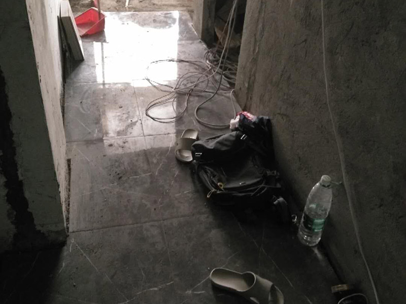 地面瓷磚鋪貼：1、混凝土地面應(yīng)將基層鑿毛，鑿毛深度5~10毫米，鑿毛痕的間距為30毫米左右。之后，清凈浮灰，砂漿、油漬，產(chǎn)散水刷少將地面。 2、鋪貼前應(yīng)彈好線，在地面彈出與門道口成直角的基準(zhǔn)線,彈線應(yīng)從門口開(kāi)始,以保證進(jìn)口處為整磚,非整磚置于陰角或家具下面,彈線應(yīng)彈出縱橫定位控制線。 3、鋪貼陶瓷地面磚前，應(yīng)先將陶瓷地面磚浸泡陰干。 4、鋪貼時(shí)，水泥砂漿應(yīng)飽滿地抹在陶瓷地面磚背面，鋪貼后用橡皮棰敲實(shí)。同時(shí)，用水平尺檢查校正，擦凈表面水泥砂漿。 5、鋪貼完2~3小時(shí)后，用白水泥擦縫，用水泥、砂子=1：1(體積比)的水泥砂漿,縫要填充密實(shí),平整光滑。再用棉絲將表面擦凈。